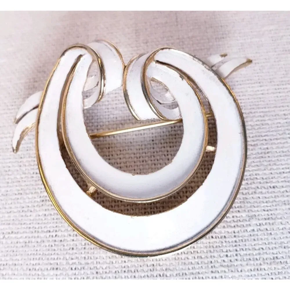 Vintage Crown Trifari White Enamel Gold Tone‎ Swirl Circular Brooch 1.5